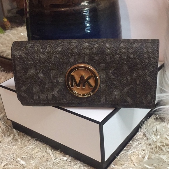 Michael Kors Fulton Brown Carryall Wallet - Picture 2 of 13